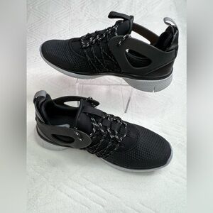 32: Nike Free Virtous (Black & Grey) Size: 6.5